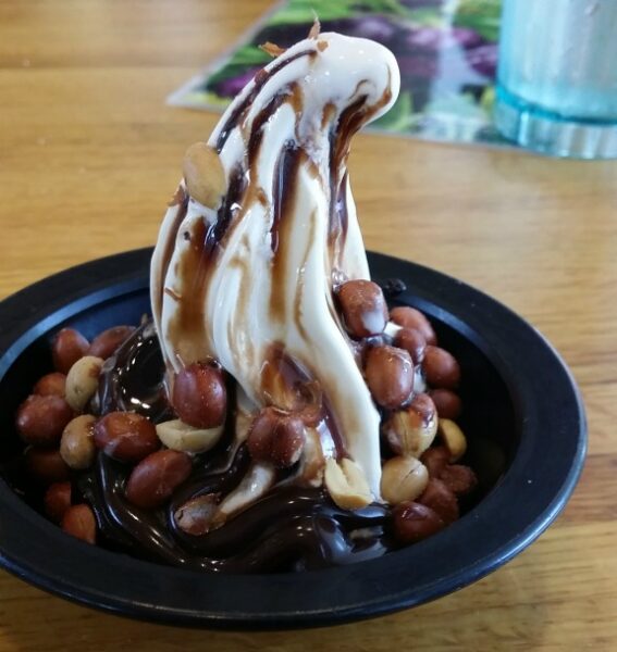 Q.Cumbers Salad Bar in Edina, Minnesota Dining Duster