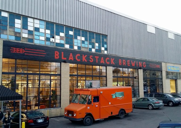 Foodtruck outside Blackstack Brewing