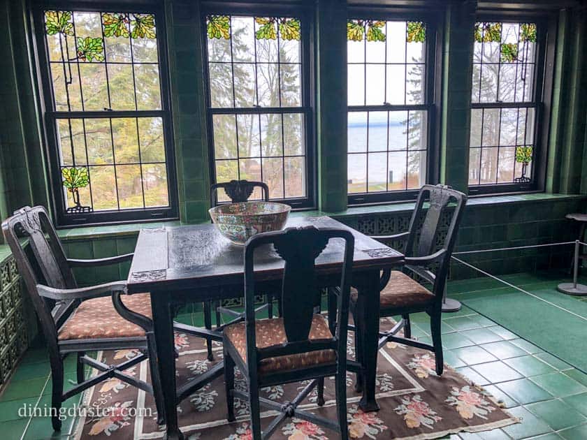 breakfast room