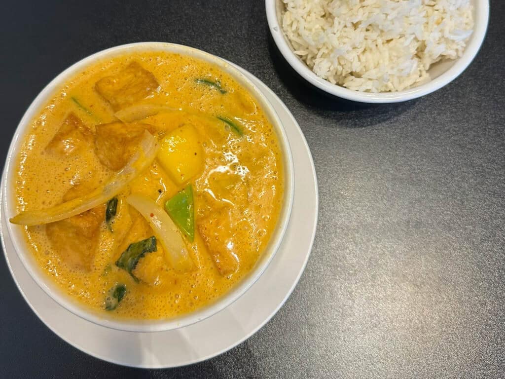 sioux city vegan options- jasmine thai mango currry