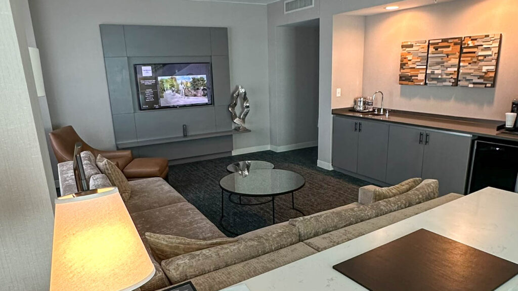 living room with tv and wetbar